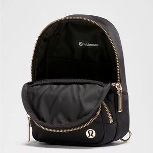 lululemon athletica 2L everywhere sling bag